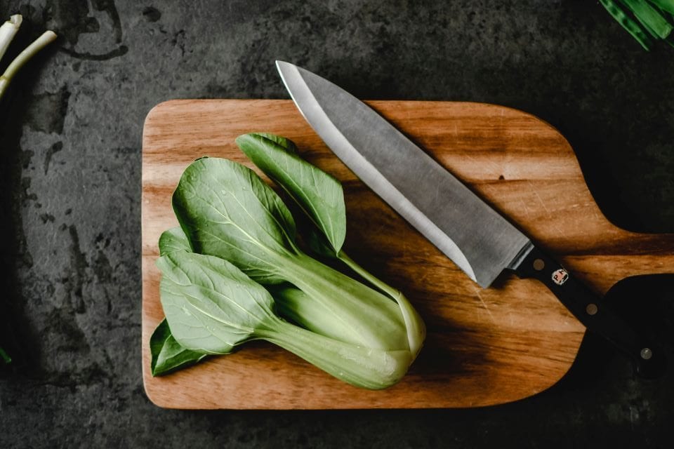 Pak Choi eignet sich ideal für den Anbau zu Hause und ist eine vielfältige und gesunde Zutat für Suppen und Salate. In der Pfanne, im Wok oder blanchiert zeigt sich das Kohlgemüse besonders vielseitig.