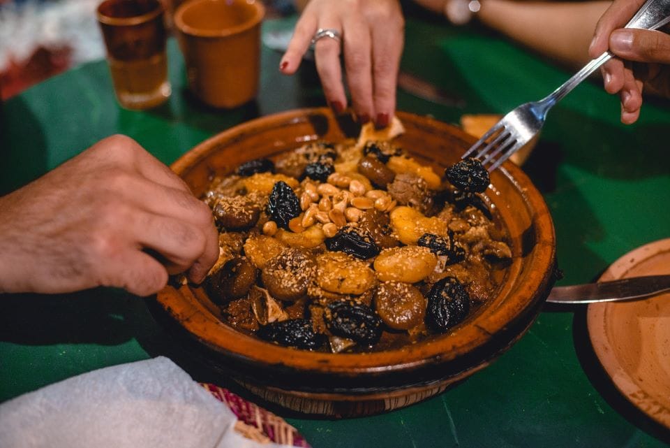 Die algerische Küche gehört zu den Geheimtipps für kulinarische Erlebnisreisen. Ein Drei-Gänge-Menü aus dem nordafrikanischen Land.