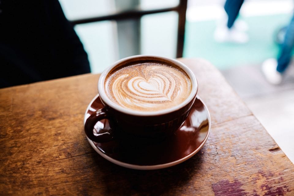 Ob Arabica oder Robusta: Kaffee ist das Getränk, das die Welt bewegt. Doch wie gesund ist Kaffee und was braucht es für den perfekten Genuss?