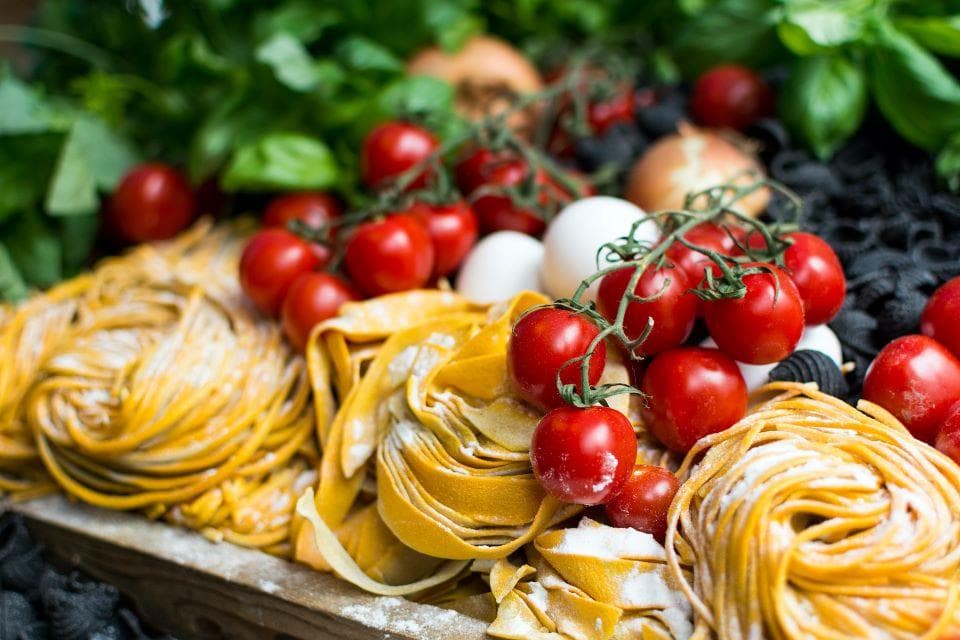 Die mediterrane Küche, reich an Olivenöl, frischem Gemüse und Meeresfrüchten, gilt als eine der gesündesten Ernährungsweisen der Welt.