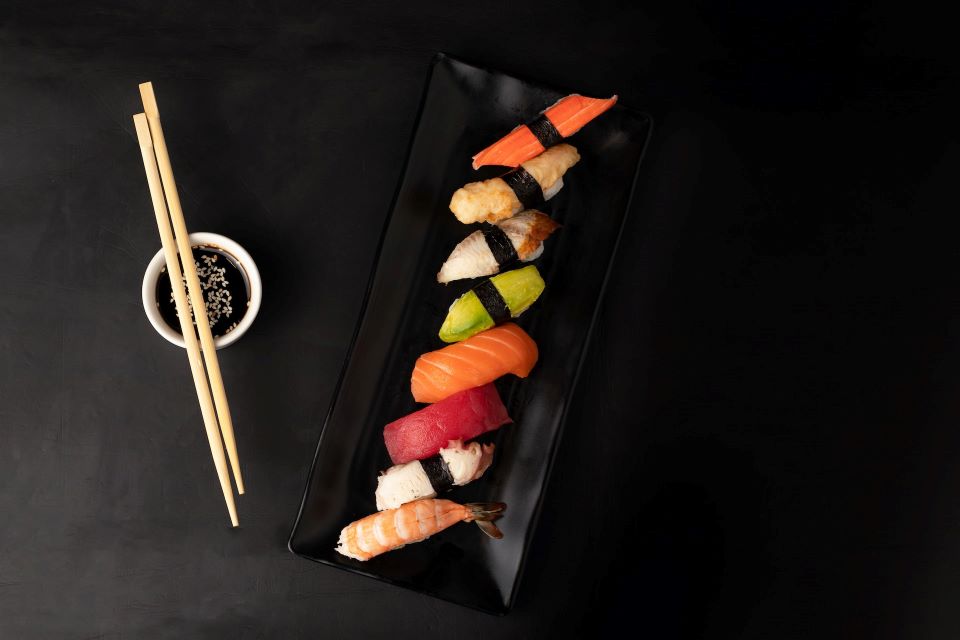 Sushi ist nicht gleich Sushi. Diese einfache Tatsache wird besonders deutlich, wenn man die Vielfalt der Sushi-Formen betrachtet. Von Maki bis Nigiri, von Sashimi bis Temaki – jede Form hat ihre eigenen Charakteristika und bietet ein einzigartiges Geschmackserlebnis.