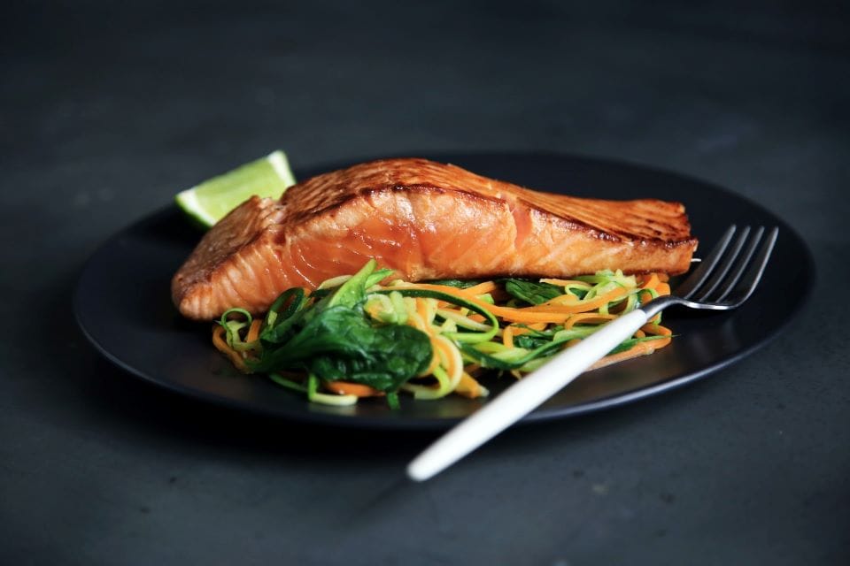 Die besten natürlichen Quellen für Omega-3 sind fetter Fisch wie Lachs, Makrele und Sardinen.